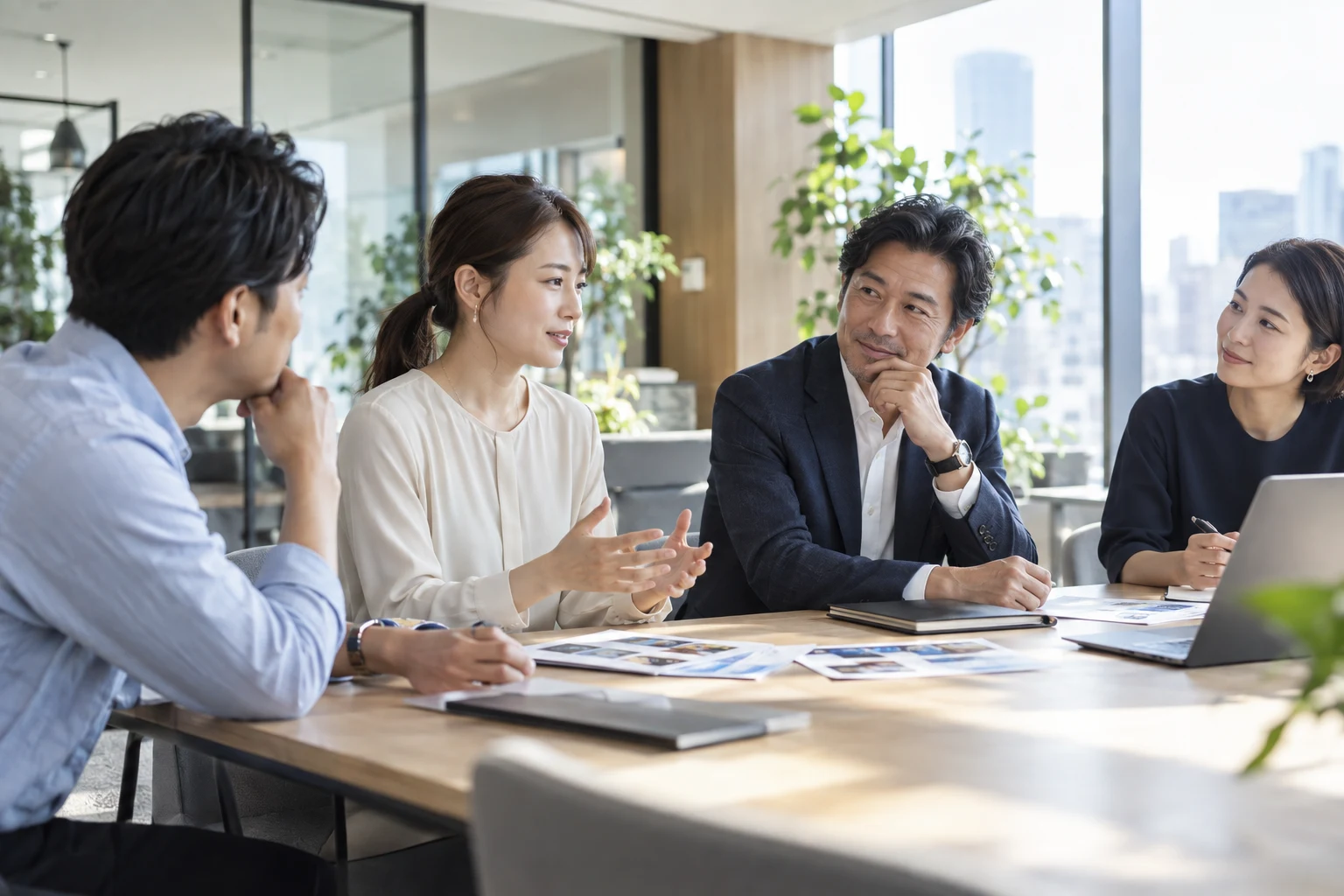 社員が自分の考えを話し、互いに耳を傾ける職場のイメージ